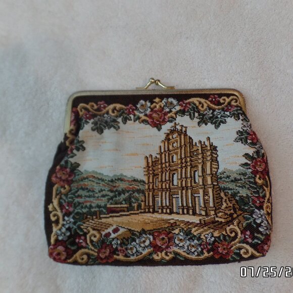 Vintage Tapestry Kiss Lock Clutch - Picture 6 of 9